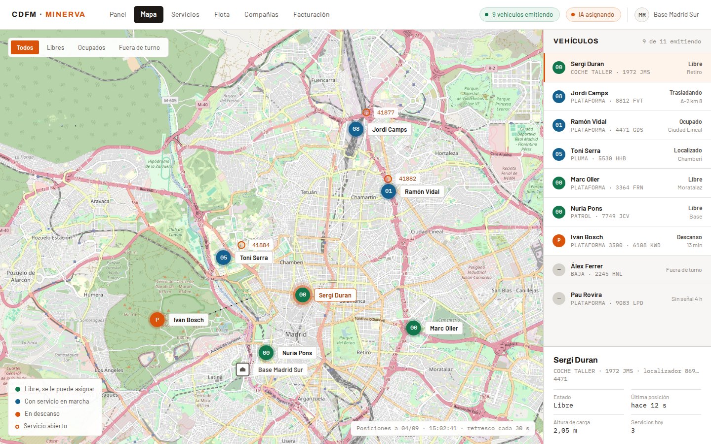 Mapa de la ciudad con cada grúa señalada según su estado —disponible, con servicio en curso o en descanso—, los servicios abiertos marcados aparte y un panel lateral con la relación de vehículos y la ficha del seleccionado.