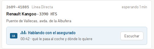 Tarjeta de un servicio en el panel: la inteligencia artificial está hablando con el asegurado; se ve el tiempo de llamada y un botón para escucharla.