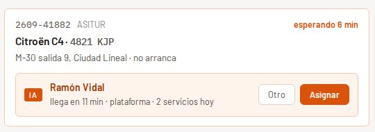 Tarjeta de un servicio sin asignar en el panel: el sistema propone un operario con su tiempo de llegada, su vehículo y su carga del día, y el responsable puede asignarlo o elegir otro.